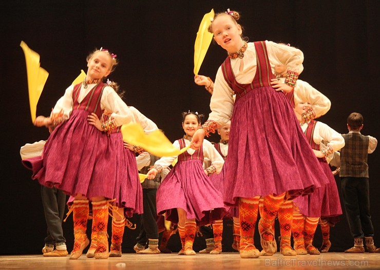 Ogres bērnu un jauniešu deju kolektīvs «Pīlādzītis» uzstājas ar atskaites programmu 175128
