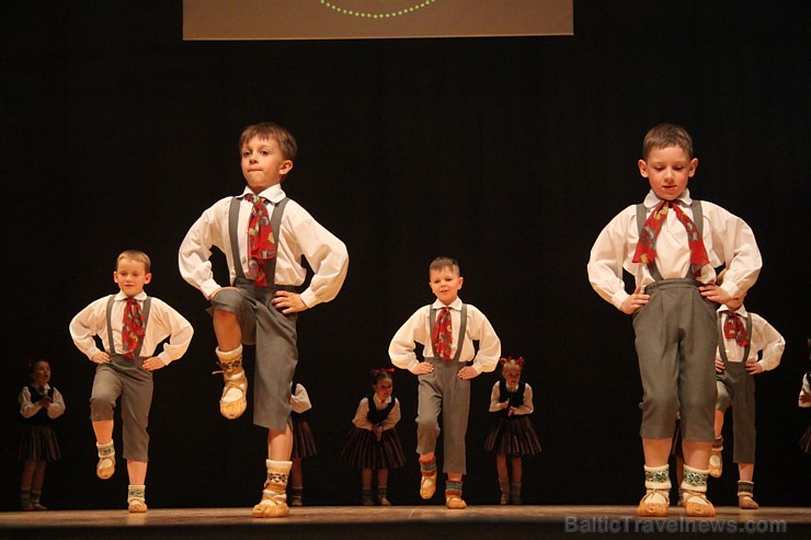 Ogres bērnu un jauniešu deju kolektīvs «Pīlādzītis» uzstājas ar atskaites programmu 175133