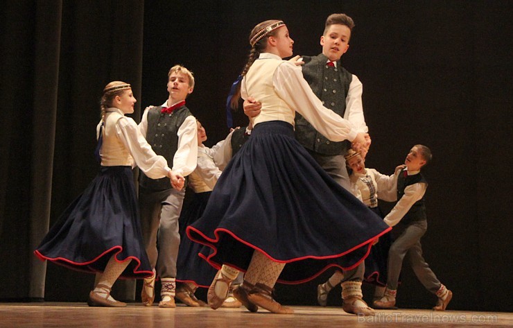 Ogres bērnu un jauniešu deju kolektīvs «Pīlādzītis» uzstājas ar atskaites programmu 175136