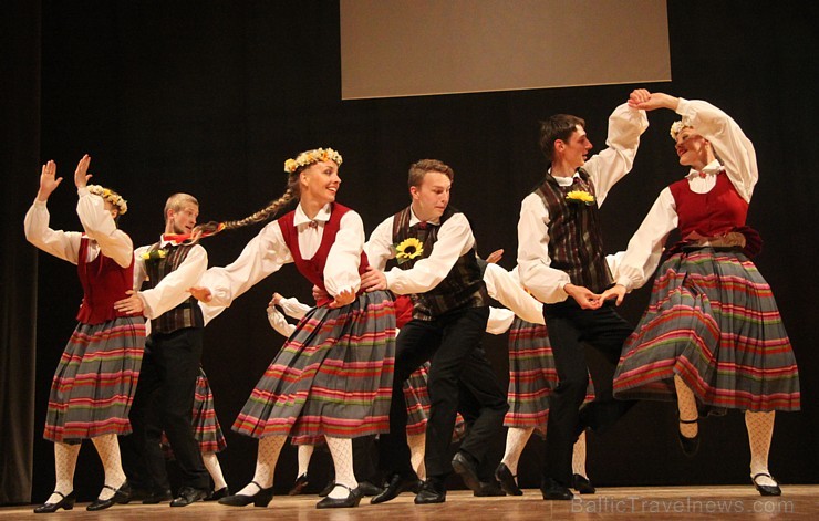 Ogres bērnu un jauniešu deju kolektīvs «Pīlādzītis» uzstājas ar atskaites programmu 175145