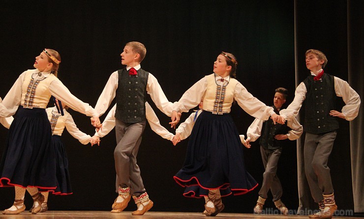Ogres bērnu un jauniešu deju kolektīvs «Pīlādzītis» uzstājas ar atskaites programmu 175160