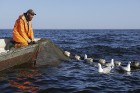Travelnews.lv kopā ar zvejniekiem dodas reņģu zvejā 12