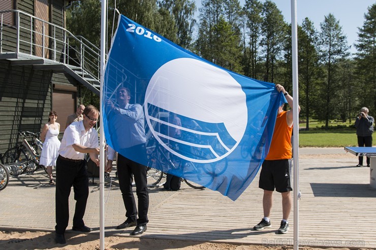 Limbažu Lielezera pludmalē paceļ Zilo karogu