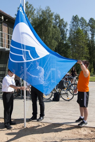 Limbažu Lielezera pludmalē paceļ Zilo karogu