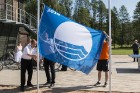 Limbažu Lielezera pludmalē paceļ Zilo karogu 9