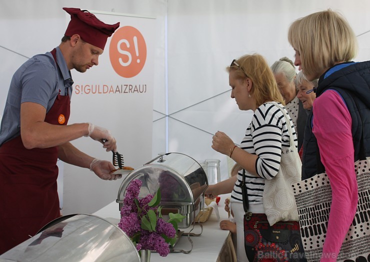 Siguldas pilsētas svētkos ikviens varēja piedalīties notikumos, kas jau izveidojušies par tradīciju, piemēram, svētku gājienā, kā arī guva pārsteigumu Siguldas pilsētas svētkos ikviens varēja piedalīties notikumos, kas jau izveidojušies par tradīciju, piemēram, svētku gājienā, kā arī guva pārsteigumu 175794