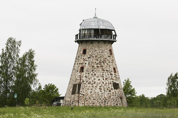 Kā laukakmens vējdzirnavas tās tika uzceltas aptuveni 1868. gadā. Dzirnavas bija daļa no lielā Valdgales muižas kompleksa Kā laukakmens vējdzirnavas tās tika uzceltas aptuveni 1868. gadā. Dzirnavas bija daļa no lielā Valdgales muižas kompleksa 176003