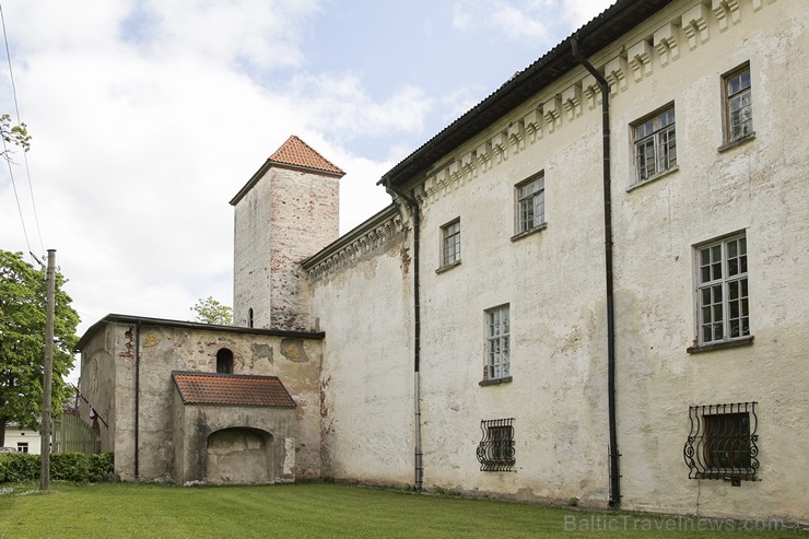 Rīgas domkapituls to sāka būvēt 13.gs. vidū, 1434.g. to nopirka Kurzemes bīskaps, bet no 16. līdz 20.gs. tā piederēja muižnieku Maidelu un Ostenzakenu Rīgas domkapituls to sāka būvēt 13.gs. vidū, 1434.g. to nopirka Kurzemes bīskaps, bet no 16. līdz 20.gs. tā piederēja muižnieku Maidelu un Ostenzakenu 176105