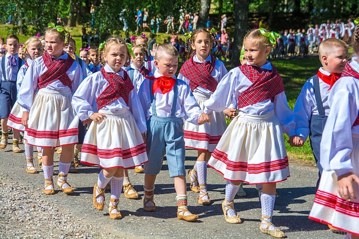 Deju lieluzvedums ir kā kamoliņš, ko koncerta gaitā pakāpeniski ritinās vaļā, izstāstot stāstu un dāvājot klātesošajiem patiesas emocijas. 176356