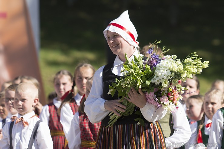 Deju lieluzvedums ir kā kamoliņš, ko koncerta gaitā pakāpeniski ritinās vaļā, izstāstot stāstu un dāvājot klātesošajiem patiesas emocijas. 176368