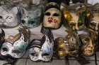 Mūsdienās šīs maskas kļuvušas par populārākajiem Venēcijas suvenīriem un to cenas svārstās no dažiem eiro līdz pat dažiem tūkstošiem eiro 3