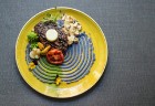 Restorāns «Niklāvs» lepojas ar latviešu tradicionālās virtuves sezonālajiem ēdieniem, kuros izmanto šefpavāres Sarmītes Neimanes lasītās meža veltes – 9