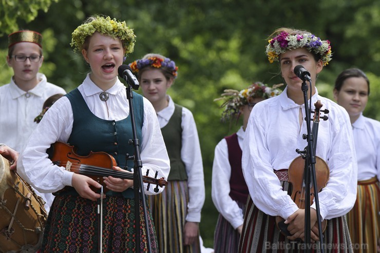 Jāņus ieskandina Grīziņkalna parkā 177454