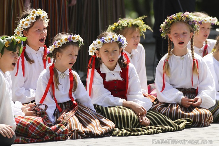 Grīziņkalna parkā ikvienam apmeklētājam bija iespējas iesaistīties dažādās aktivitātēs, lai kopā uzturētu un koptu mūsu populāro latviešu tradīciju 177456