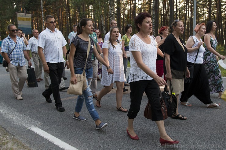 Saulkrastu svētku gājiens «No jūriņas izpeldēja…» pulcē kuplu dalībnieku skaitu 178322