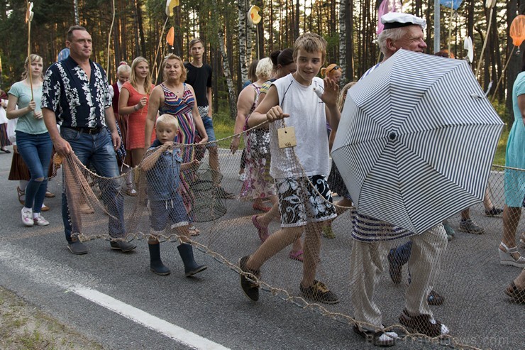 Saulkrastu svētku gājiens «No jūriņas izpeldēja…» pulcē kuplu dalībnieku skaitu 178345