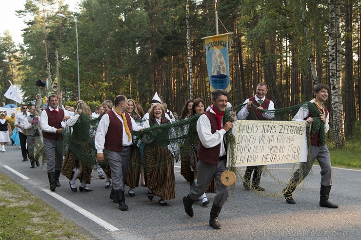 Saulkrastu svētku gājiens «No jūriņas izpeldēja…» pulcē kuplu dalībnieku skaitu 178361