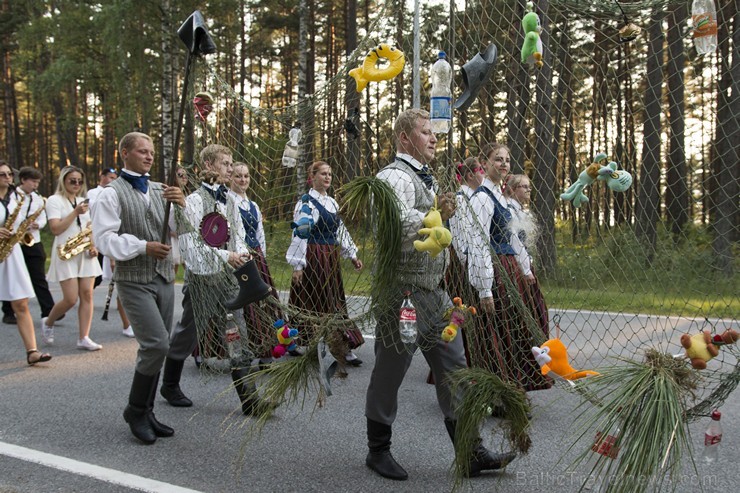 Saulkrastu svētku gājiens «No jūriņas izpeldēja…» pulcē kuplu dalībnieku skaitu 178364