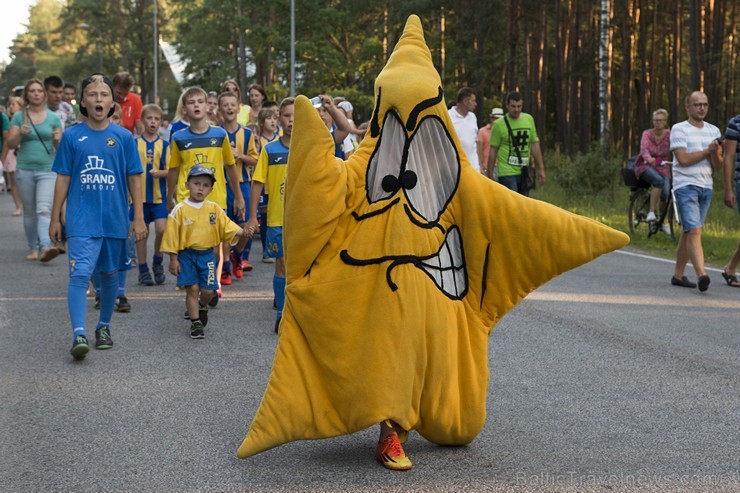 Saulkrastu svētku gājiens «No jūriņas izpeldēja…» pulcē kuplu dalībnieku skaitu 178377