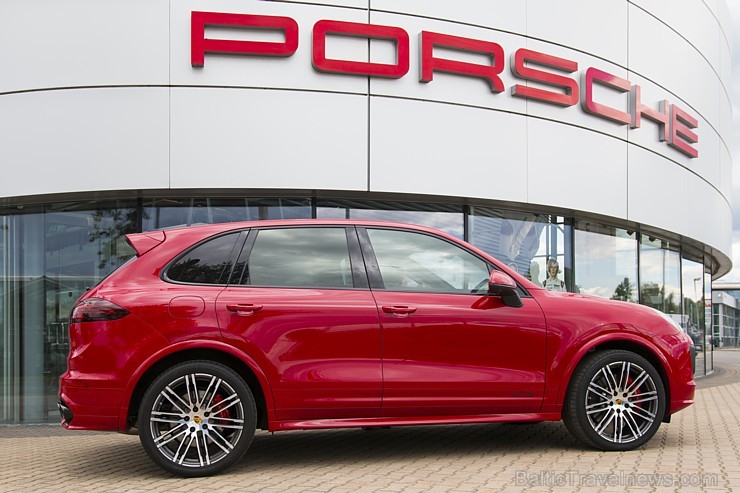 Jaunā Vecrīgas 5 zvaigžņu viesnīcas restorāna «Equus» viesi 8.07.2016 iepazīst jaudīgo Porsche Cayenne GTS. Foto: Ingus Evertovskis Jaunā Vecrīgas 5 zvaigžņu viesnīcas restorāna «Equus» viesi 8.07.2016 iepazīst jaudīgo Porsche Cayenne GTS. Foto: Ingus Evertovskis 179053