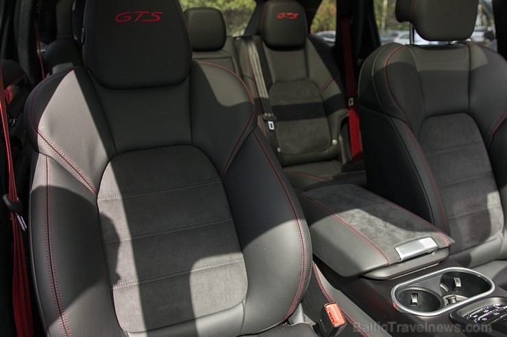 Jaunā Vecrīgas 5 zvaigžņu viesnīcas restorāna «Equus» viesi 8.07.2016 iepazīst jaudīgo Porsche Cayenne GTS. Foto: Ingus Evertovskis Jaunā Vecrīgas 5 zvaigžņu viesnīcas restorāna «Equus» viesi 8.07.2016 iepazīst jaudīgo Porsche Cayenne GTS. Foto: Ingus Evertovskis 179059