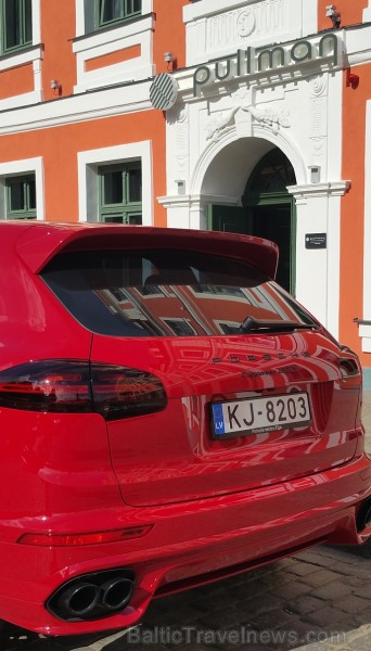 Jaunā Vecrīgas 5 zvaigžņu viesnīcas restorāna «Equus» viesi 8.07.2016 iepazīst jaudīgo Porsche Cayenne GTS Jaunā Vecrīgas 5 zvaigžņu viesnīcas restorāna «Equus» viesi 8.07.2016 iepazīst jaudīgo Porsche Cayenne GTS 179066