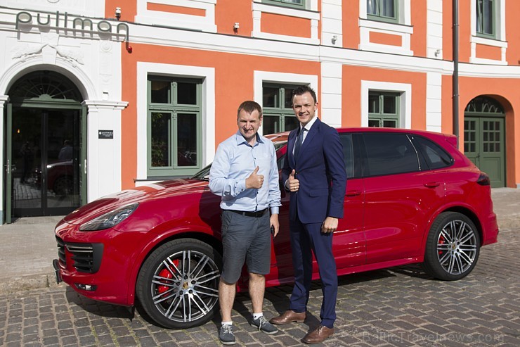 Jaunā Vecrīgas 5 zvaigžņu viesnīcas restorāna «Equus» viesi 8.07.2016 iepazīst jaudīgo Porsche Cayenne GTS. Foto: Ingus Evertovskis Jaunā Vecrīgas 5 zvaigžņu viesnīcas restorāna «Equus» viesi 8.07.2016 iepazīst jaudīgo Porsche Cayenne GTS. Foto: Ingus Evertovskis 179067