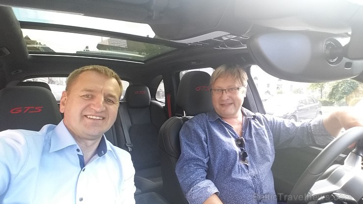 Jaunā Vecrīgas 5 zvaigžņu viesnīcas restorāna «Equus» viesi 8.07.2016 iepazīst jaudīgo Porsche Cayenne GTS Jaunā Vecrīgas 5 zvaigžņu viesnīcas restorāna «Equus» viesi 8.07.2016 iepazīst jaudīgo Porsche Cayenne GTS 179072