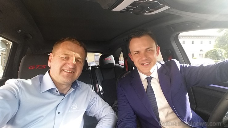Jaunā Vecrīgas 5 zvaigžņu viesnīcas restorāna «Equus» viesi 8.07.2016 iepazīst jaudīgo Porsche Cayenne GTS Jaunā Vecrīgas 5 zvaigžņu viesnīcas restorāna «Equus» viesi 8.07.2016 iepazīst jaudīgo Porsche Cayenne GTS 179075