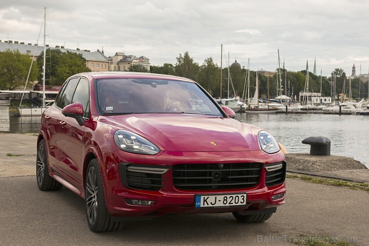 Travelnews.lv redakcija izbrauc Rīgas ielās ar jauno un jaudīgo Porsche Cayenne GTS. Foto: Ingus Evertovskis Travelnews.lv redakcija izbrauc Rīgas ielās ar jauno un jaudīgo Porsche Cayenne GTS. Foto: Ingus Evertovskis 179082