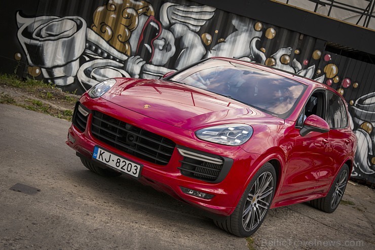 Travelnews.lv redakcija izbrauc Rīgas ielās ar jauno un jaudīgo Porsche Cayenne GTS. Foto: Ingus Evertovskis Travelnews.lv redakcija izbrauc Rīgas ielās ar jauno un jaudīgo Porsche Cayenne GTS. Foto: Ingus Evertovskis 179083
