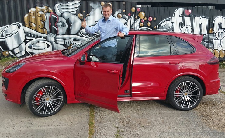 Travelnews.lv redakcija izbrauc Rīgas ielās ar jauno un jaudīgo Porsche Cayenne GTS. Foto: Ingus Evertovskis Travelnews.lv redakcija izbrauc Rīgas ielās ar jauno un jaudīgo Porsche Cayenne GTS. Foto: Ingus Evertovskis 179084
