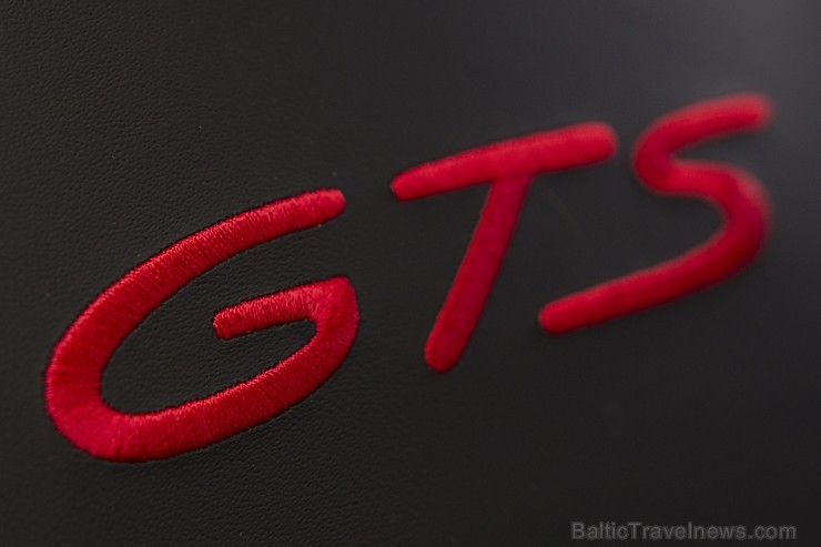 Travelnews.lv redakcija izbrauc Rīgas ielās ar jauno un jaudīgo Porsche Cayenne GTS. Foto: Ingus Evertovskis Travelnews.lv redakcija izbrauc Rīgas ielās ar jauno un jaudīgo Porsche Cayenne GTS. Foto: Ingus Evertovskis 179091