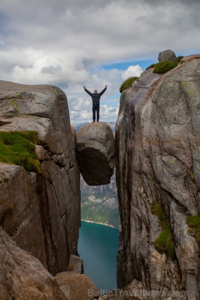Kjerags ir milzu akmens, kas iesprūdis starp divām klintīm 1000metru virs fjorda krasta 179401