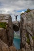 Kjerags ir milzu akmens, kas iesprūdis starp divām klintīm 1000metru virs fjorda krasta 2