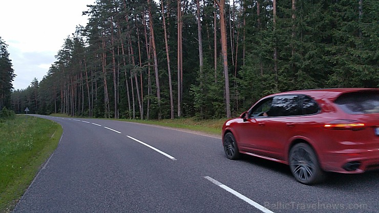 Travelnews.lv redakcija ar Porsche Cayenne GTS izbrauc Latgalē 1000 km maršrutu 179463