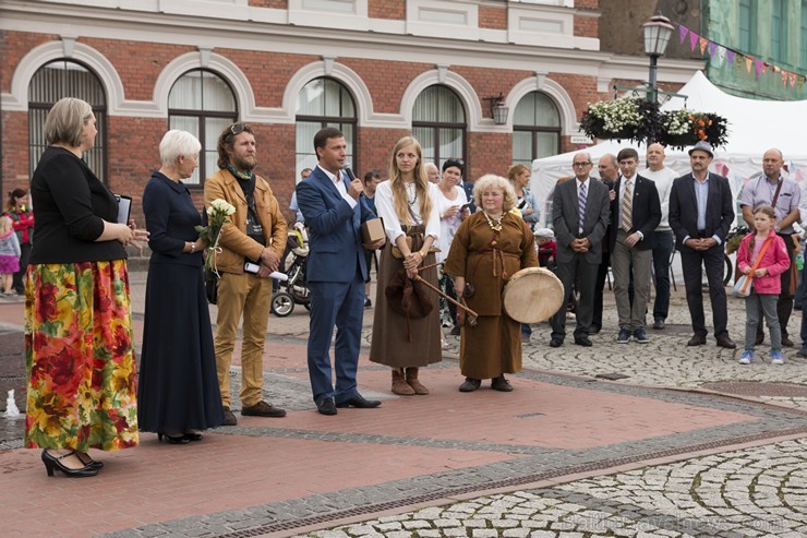 Ar bronzas skulptūras “Senās Cēsis” atklāšanu sākas Cēsu 810 gadu jubilejas svinības