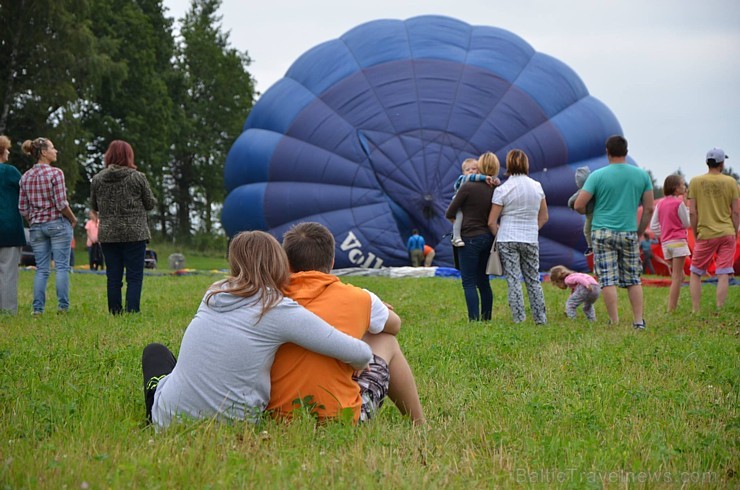 Skatītājiem festivālā bija iespēja priecāties par teju divdesmit balonu lidojumu, no kurām septiņas gaisa balonu ekipāžas bija no Lietuvas 180324