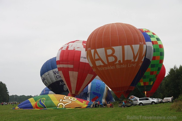 Skatītājiem festivālā bija iespēja priecāties par teju divdesmit balonu lidojumu, no kurām septiņas gaisa balonu ekipāžas bija no Lietuvas 180325