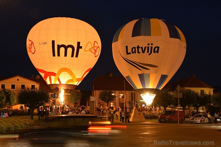 Skatītājiem festivālā bija iespēja priecāties par teju divdesmit balonu lidojumu, no kurām septiņas gaisa balonu ekipāžas bija no Lietuvas 180326