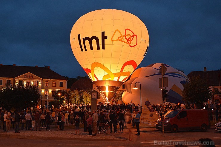 Skatītājiem festivālā bija iespēja priecāties par teju divdesmit balonu lidojumu, no kurām septiņas gaisa balonu ekipāžas bija no Lietuvas 180327