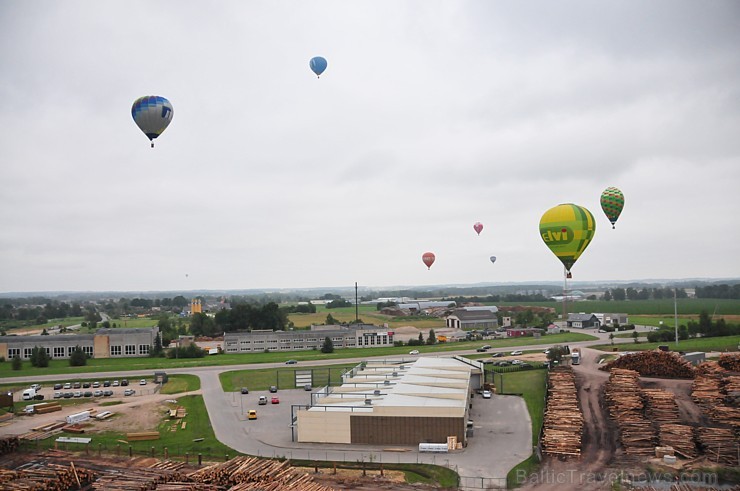 Skatītājiem festivālā bija iespēja priecāties par teju divdesmit balonu lidojumu, no kurām septiņas gaisa balonu ekipāžas bija no Lietuvas 180331