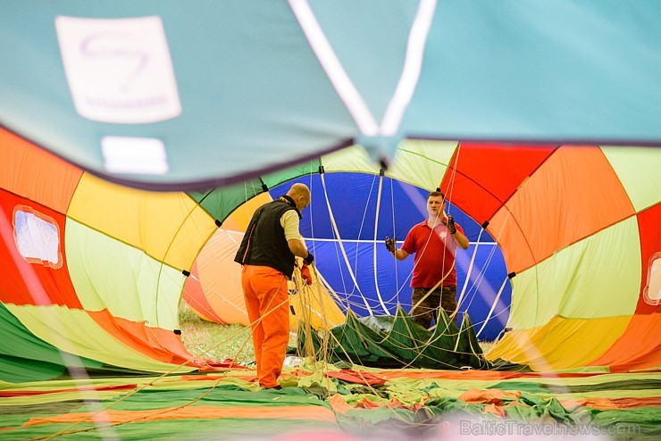 Skatītājiem festivālā bija iespēja priecāties par teju divdesmit balonu lidojumu, no kurām septiņas gaisa balonu ekipāžas bija no Lietuvas 180335