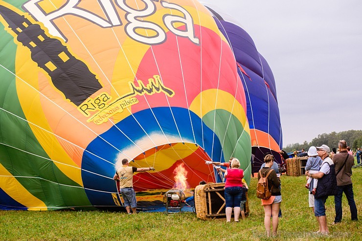 Skatītājiem festivālā bija iespēja priecāties par teju divdesmit balonu lidojumu, no kurām septiņas gaisa balonu ekipāžas bija no Lietuvas 180336