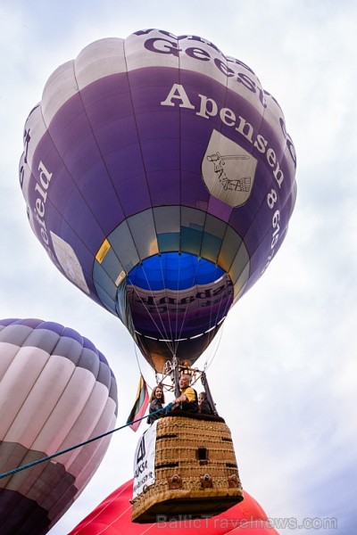Skatītājiem festivālā bija iespēja priecāties par teju divdesmit balonu lidojumu, no kurām septiņas gaisa balonu ekipāžas bija no Lietuvas 180337