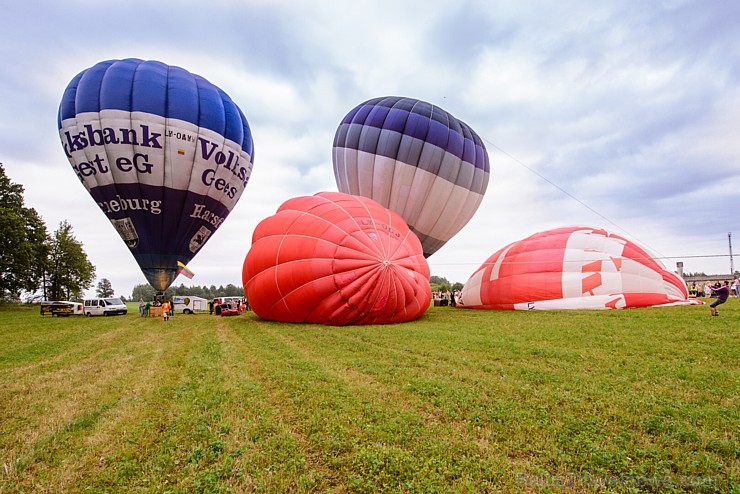 Skatītājiem festivālā bija iespēja priecāties par teju divdesmit balonu lidojumu, no kurām septiņas gaisa balonu ekipāžas bija no Lietuvas 180338