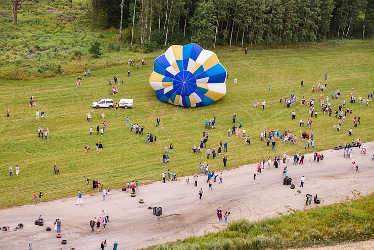Skatītājiem festivālā bija iespēja priecāties par teju divdesmit balonu lidojumu, no kurām septiņas gaisa balonu ekipāžas bija no Lietuvas 180339