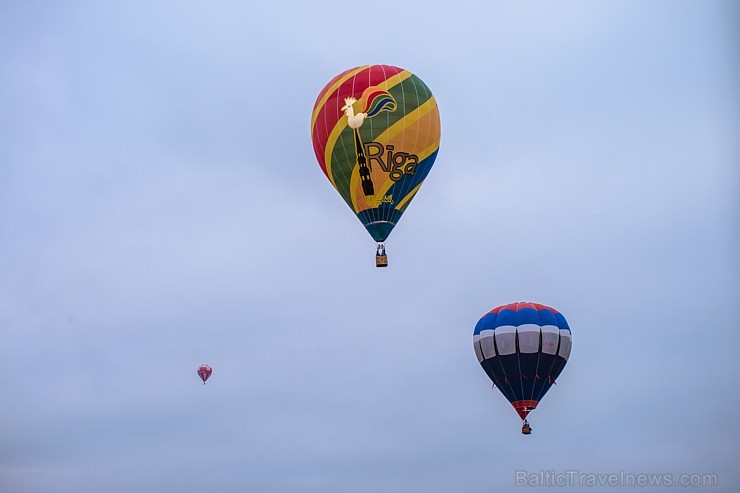 Skatītājiem festivālā bija iespēja priecāties par teju divdesmit balonu lidojumu, no kurām septiņas gaisa balonu ekipāžas bija no Lietuvas 180340