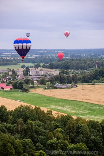Skatītājiem festivālā bija iespēja priecāties par teju divdesmit balonu lidojumu, no kurām septiņas gaisa balonu ekipāžas bija no Lietuvas 180341