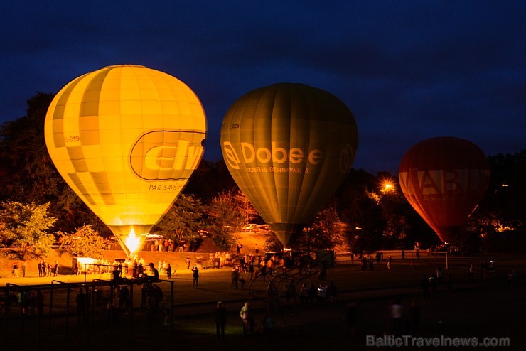 Skatītājiem festivālā bija iespēja priecāties par teju divdesmit balonu lidojumu, no kurām septiņas gaisa balonu ekipāžas bija no Lietuvas 180342